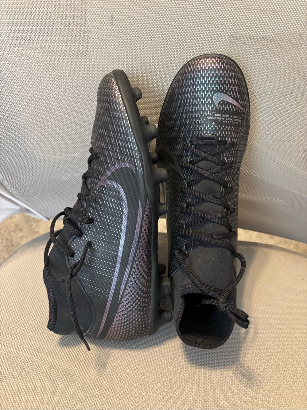 Nike Men’s Black Cleats with Iridescent Purple Swoosh Soccer Shoes Size 8.5